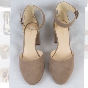 NWOT! Nine West suede Stone Colored Heels